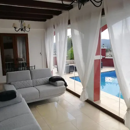 Villa El Toro Castillo *
